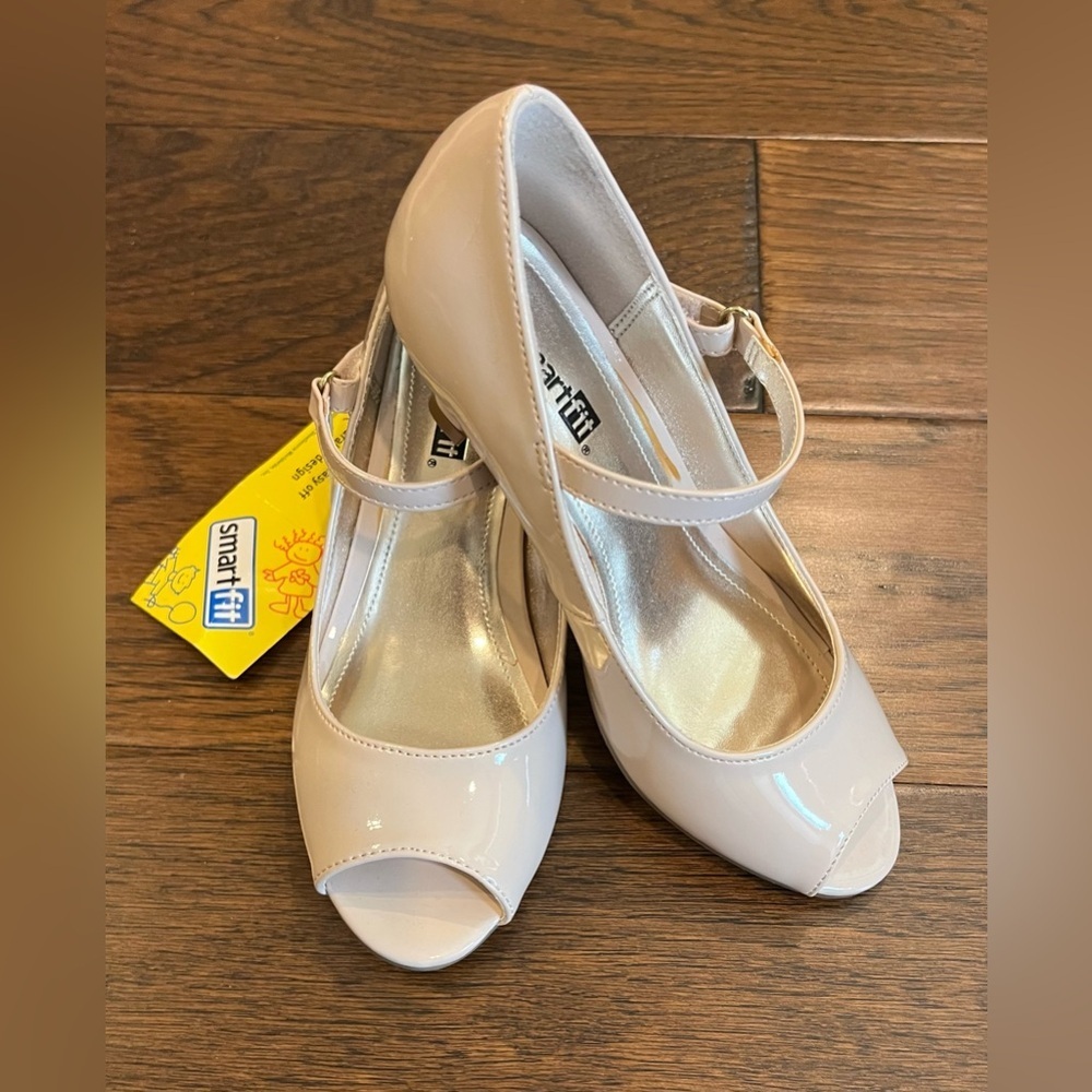 NEW SmartFit Cream Patent Peep-Toe Dress Shoes Mary Jane Heels Adjustable 1.5